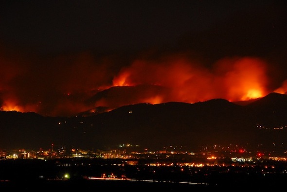Fire as seen from southeast of Boulder, by night (Photo: Ann Duncan)